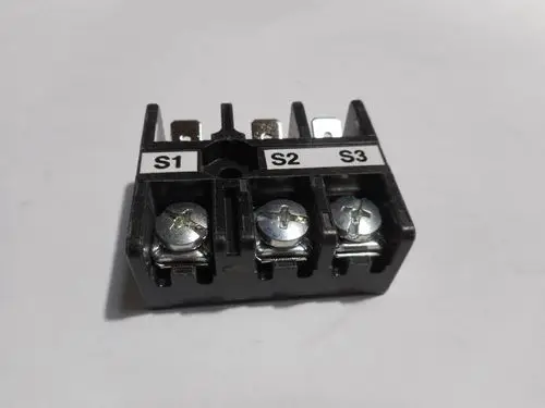 Elektro-Anschluss von Remeha, bestehend aus einem Kunststoffgehäuse mit drei Anschlüssen (S1, S2, S3) und Metallverschlüssen für eine sichere Verbindung.